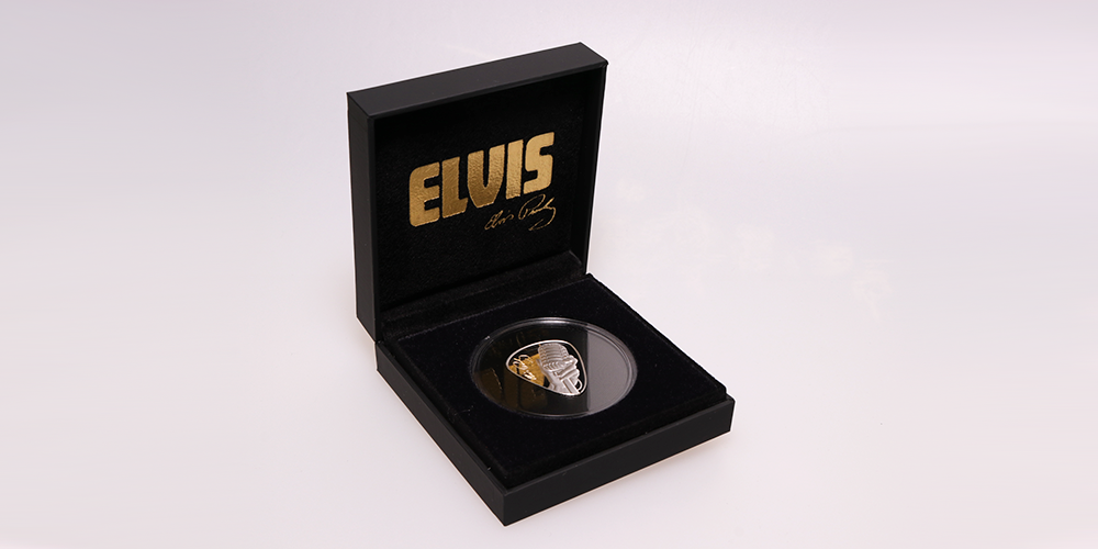 Elvis Presley™ Rock and rollin kuningas -plektraraha kotelossaan 
